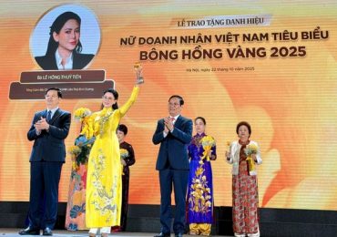 Lê Hồng Thủy Tiên được vinh danh Top 10 Bông Hồng Vàng 2025