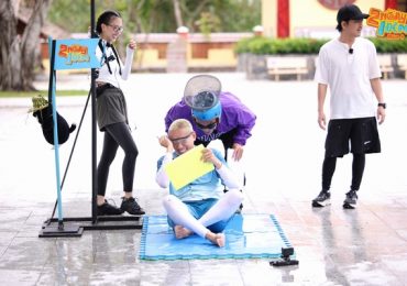 Kiều Minh Tuấn bất ngờ bị chương trình ‘tắt tiếng’, nhận liên hoàn thao nước từ đồng đội