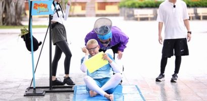 Kiều Minh Tuấn bất ngờ bị chương trình ‘tắt tiếng’, nhận liên hoàn thao nước từ đồng đội