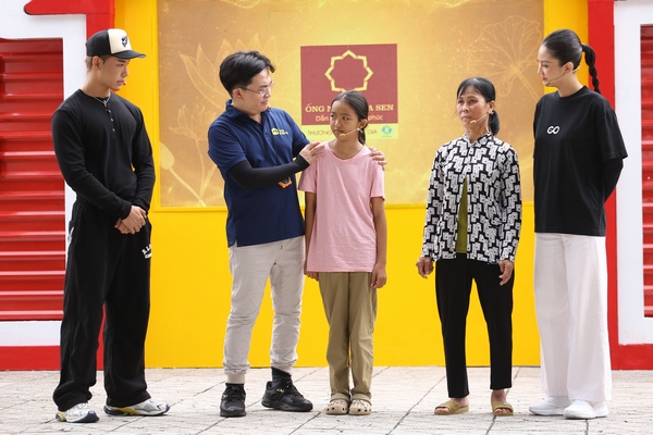 Hoa hậu Phương Linh rơi nước mắt trước ước mong được mẹ chải tóc của cô bé mồ côi