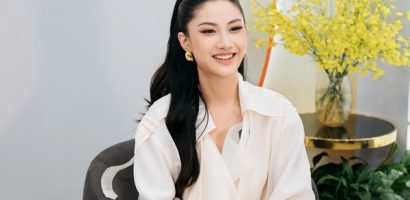 Hoa hậu Phương Linh ‘òa khóc’ trong vòng tay mẹ, sẵn sàng tỏa sáng tại Miss Cosmo 2025