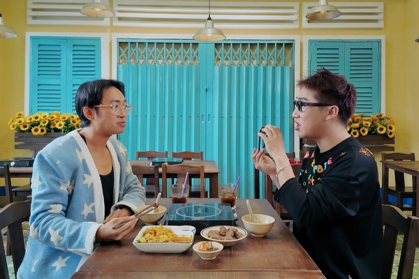 Năm Chà và Lâm Nguyễn thích thú với với tiệm lẩu trứ danh tại TP.HCM