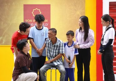 Người cha mất một tay vẫn đi bán vé số nuôi hai con thơ khiến MC Đại Nghĩa xúc động