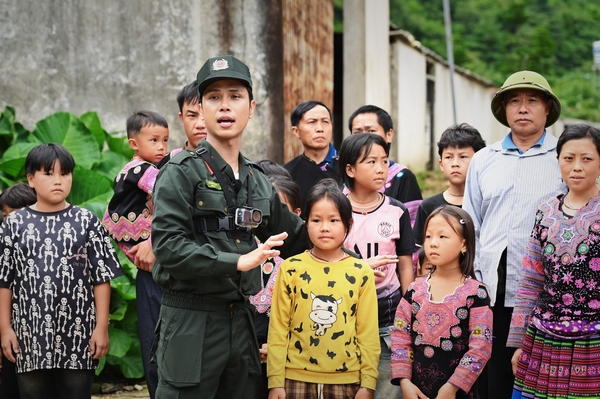 Song Luân cay khoé mắt vì tiếng gọi cầu xin sự đầu hàng của con trai từ người mẹ già Song Luân cay khoé mắt vì tiếng gọi cầu xin sự đầu hàng của con trai từ người mẹ già