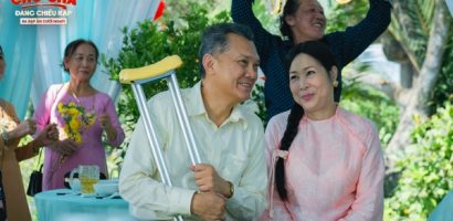 NSND Hồng Vân vẫn nũng nịu như thời con gái trước NSƯT Hữu Châu