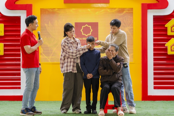 Diễn viên Diệu Nhi khóc cười cùng Mái ấm gia đình Việt tại Hà Nội Diễn viên Diệu Nhi khóc cười cùng Mái ấm gia đình Việt tại Hà Nội