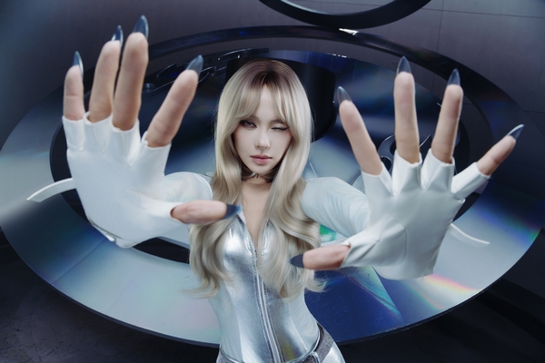 Minh Hằng gây tò mò khi thể hiện loạt biểu cảm bí ẩn trong MV mới