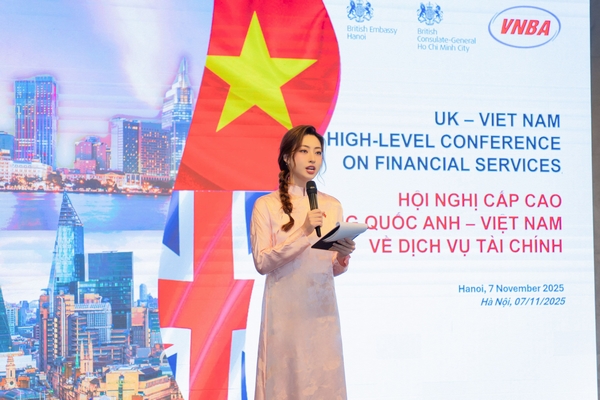 Lương Thuỳ Linh diện áo dài Việt Nam tại Hội nghị Cấp cao Vương quốc Anh – Việt Nam