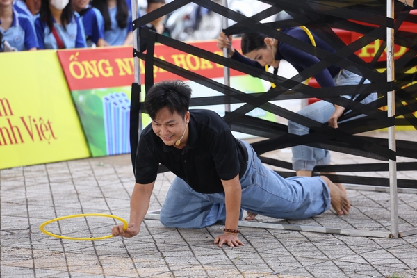 Quách Tuấn Du và Phương Trinh Jolie góp sức mang về gần 100 triệu cho các em nhỏ mồ côi Quách Tuấn Du và Phương Trinh Jolie góp sức mang về gần 100 triệu cho các em nhỏ mồ côi