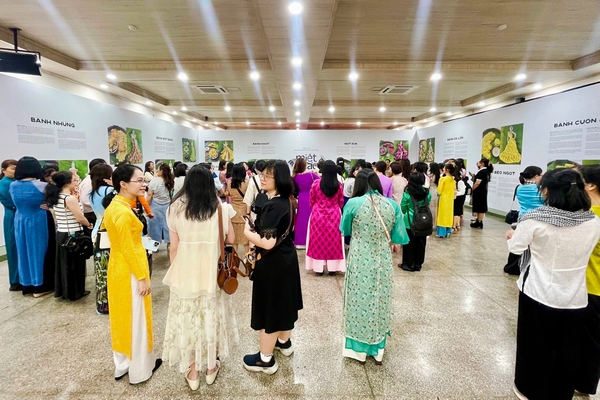 Triển lãm của NTK Nguyễn Minh Công thu hút 10.000 lượt khách