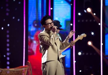 Chí Tâm trổ tài đệm đàn guitar cho ca sĩ Lâm Ngọc Trọng