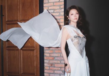 Lý Nhã Kỳ gây ‘chấn động’ thảm đỏ Văn Mai Hương