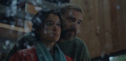 Kỳ An Nghỉ: Sự kết hợp đầy ‘điên tình’ giữa Tatiana Maslany và quý tử nhà Sutherland