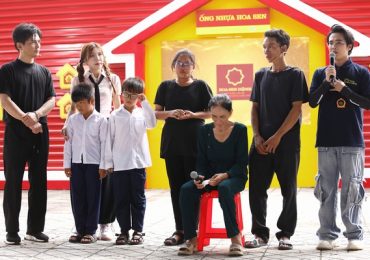 Huỳnh Lập và Lâm Hùng xúc động trước nghị lực của bé gái mồ côi mẹ ở Cà Mau