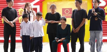 Huỳnh Lập và Lâm Hùng xúc động trước nghị lực của bé gái mồ côi mẹ ở Cà Mau