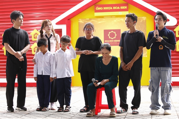 Ca sĩ Trang Pháp bật khóc ôm động viên cô bé 11 tuổi mồ côi mẹ sau đại dịch