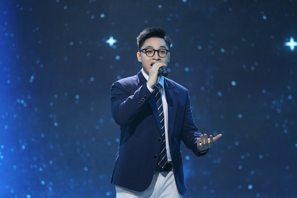 Hoàng Thái được ví như ‘bản sao giọng hát’ của NSND Tấn Minh