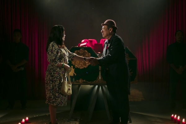 ‘Phá đám: Sinh nhật mẹ’: Màn cầu hôn bằng hòm đôi khiến khán giả cười ra nước mắt ‘Phá đám: Sinh nhật mẹ’: Màn cầu hôn bằng hòm đôi khiến khán giả cười ra nước mắt