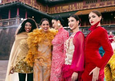 Top 2 Miss Cosmo 2024 mở màn sàn catwalk độc bản tại Quảng trường Ngọ Môn