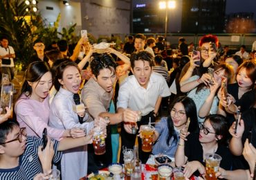 Thu Trang ‘chơi lớn’ khi tái hiện đám giỗ miền Tây trong showcase ‘Ai thương ai mến’