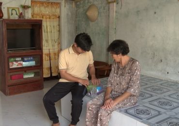 Chuyến xe nhân ái: Chàng trai nghèo bươn chải đủ nghề để chăm ngoại