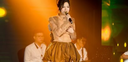 Hoàng Thủy gây xúc động mạnh với hành động hướng về đồng bào vùng lũ ngay trên sân khấu thủ đô