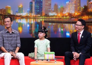 Bé gái 8 tuổi mang bảng ‘cấm hút thuốc’ lên truyền hình, thẳng thắn với ba một điều