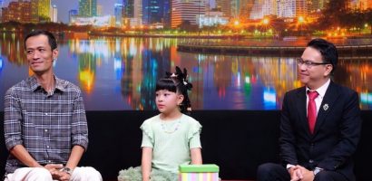 Bé gái 8 tuổi mang bảng ‘cấm hút thuốc’ lên truyền hình, thẳng thắn với ba một điều