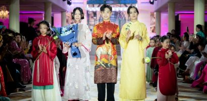 Dàn mẫu nhí tự tin sải bước với ba bộ sưu tập áo dài trên du thuyền