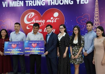 Johnathan Hạnh Nguyễn trích tiền cưới con gái làm từ thiện