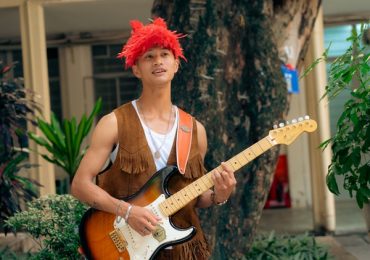 Nguyễn Hùng được ‘chọn mặt gửi vàng’ cho ‘Cảm ơn người đã thức cùng tôi’