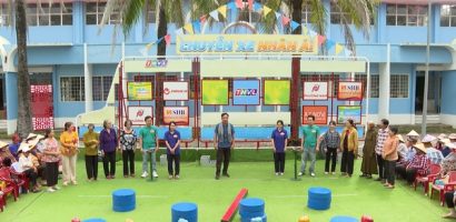 Chuyến xe nhân ái: Mẹ đơn thân nuôi 4 người con, vượt khó làm đủ nghề để con được đến trường