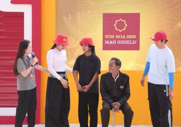 Huy Khánh và Vân Trang nghẹn lòng trước hoàn cảnh cô bé mất mẹ, sống cùng ông bà đã lớn tuổi