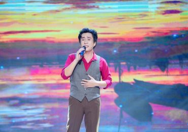 Tuấn Tú hát ‘Neo đậu bến quê’, được ca nhạc sĩ Sỹ Luân và danh ca Thái Châu ‘nhắc nhở thân thiện’
