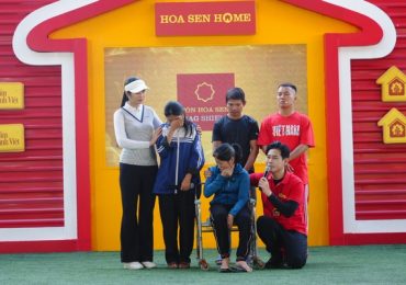 Hoa hậu Ngọc Hân và Đỗ Kim Phúc động viên các em nhỏ vượt khó