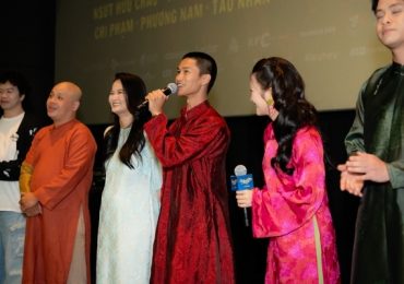 Nguyễn Hùng hát live nhạc phim tại buổi công chiếu ‘Cảm ơn người đã thức cùng tôi’