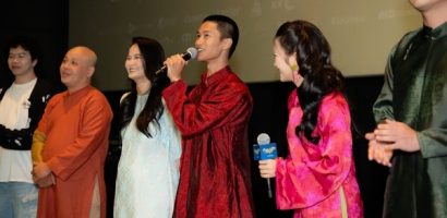 Nguyễn Hùng hát live nhạc phim tại buổi công chiếu ‘Cảm ơn người đã thức cùng tôi’