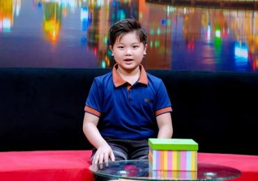 Bé trai 8 tuổi bị ba mẹ đánh đòn bằng móc áo quần và chổi