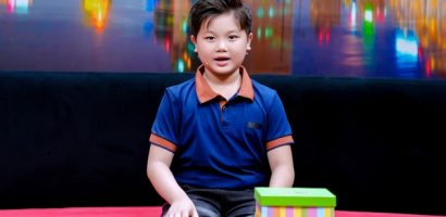 Bé trai 8 tuổi bị ba mẹ đánh đòn bằng móc áo quần và chổi