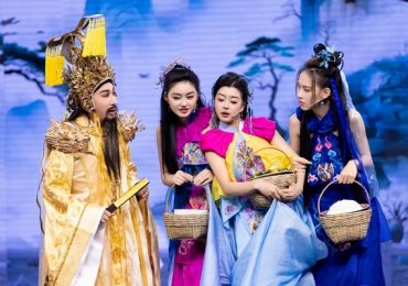 Hoa hậu Yến Nhi lần đầu diễn Táo Xuân