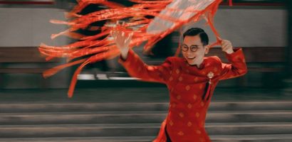 Nhiếp ảnh gia Kiếng Cận mượn tà Áo dài kể chuyện ký ức quê hương dịp Tết Bính Ngọ 2026