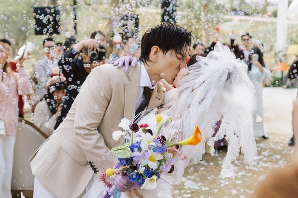 Hoàng Dũng ra mắt ca khúc tặng vợ trong đám cưới bí mật Hoàng Dũng ra mắt ca khúc tặng vợ trong đám cưới bí mật