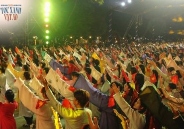 1.000 bạn trẻ mặc Việt Phục đồng diễn trong ngày hội Tóc Xanh Vạt Áo lần VI