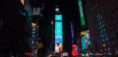 Kai Đinh và Ninh Dương Story xuất hiện tại Quảng trường Thời Đại trong chiến dịch ‘Glow’