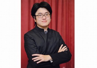 Nghệ sĩ Lưu Đức Anh biểu diễn trong đêm nhạc Mozart