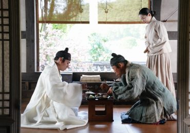 ‘Dưới Bóng Điện Hạ’ gây bất ngờ khi đào sâu từng lát cắt lịch sử