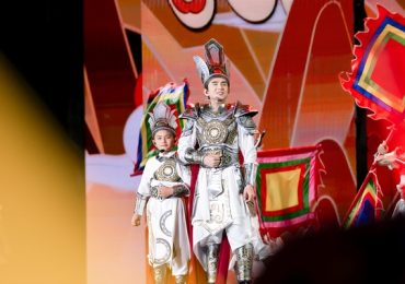 Đan Trường tái hiện sân khấu kỵ binh hoành tráng cùng con trai