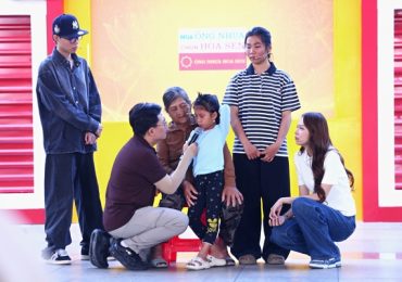 Phí Phương Anh nghẹn ngào, Double2T xót xa cảnh bà già yếu một mình nuôi con bệnh và hai cháu thơ dại