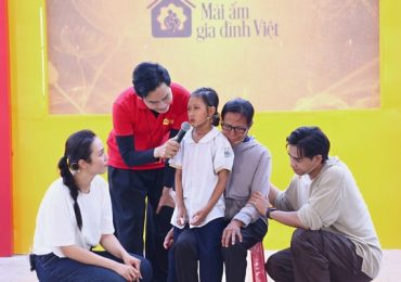 Á hậu Huỳnh Phạm Thủy Tiên xót xa trước cô bé 10 tuổi quá hiểu chuyện