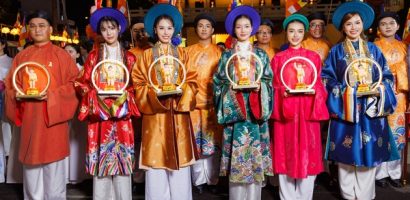 Gần 50 nghệ sĩ mặc Việt Phục, diễu hành mừng Phật Đản 2026 – Phật lich 2570